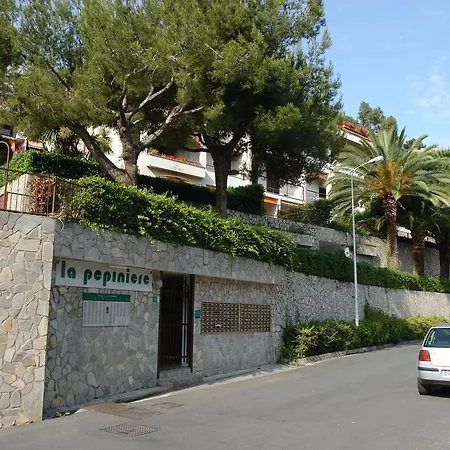Pepiniere Apartment *
